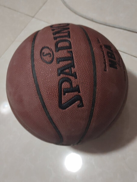 斯伯丁SPALDING经典室内比赛篮球76-810Y哪个型号适合室外打啊？想买来做礼物，这一个链接就让我挑花了眼啊？