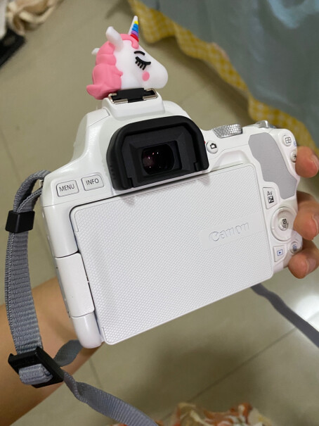 「预售」佳能EOS 200D2单反相机我想问下你们的盖子会很容易掉吗？