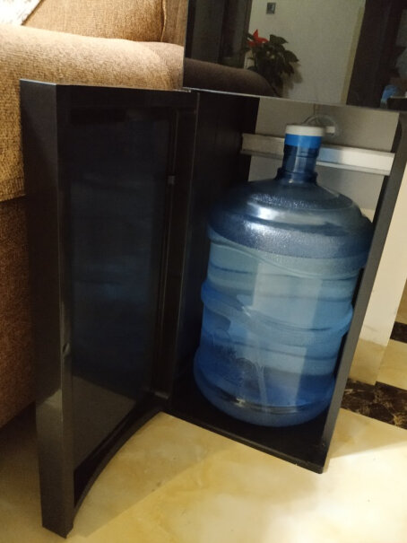 美菱饮水机下置式家用立式温热型17L的桶装水能放下吗？
