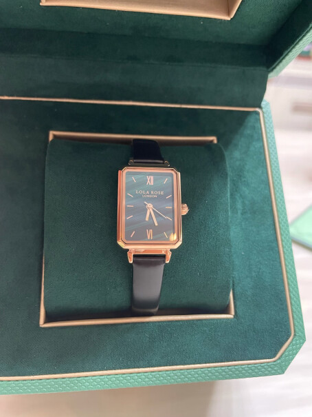 LolaRose手表女满天星英国时尚石英方形女士手表礼物这个是不是没带多余的表带？