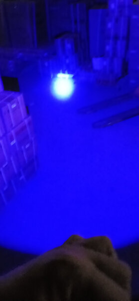 Warsun沃尔森投影仪迷你便携铝合金三脚架落地摄像机有蓝光灯的配件吗？我的蓝光灯一闪一闪的。