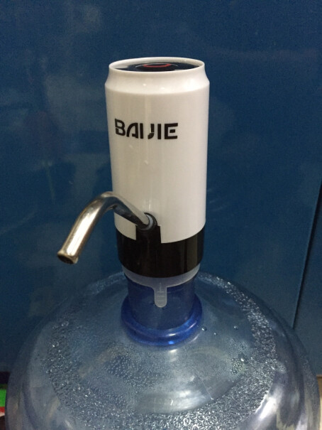 拜杰家用自动上水器桶装水抽水器固定不了，一碰就掉，请问怎么固定的？