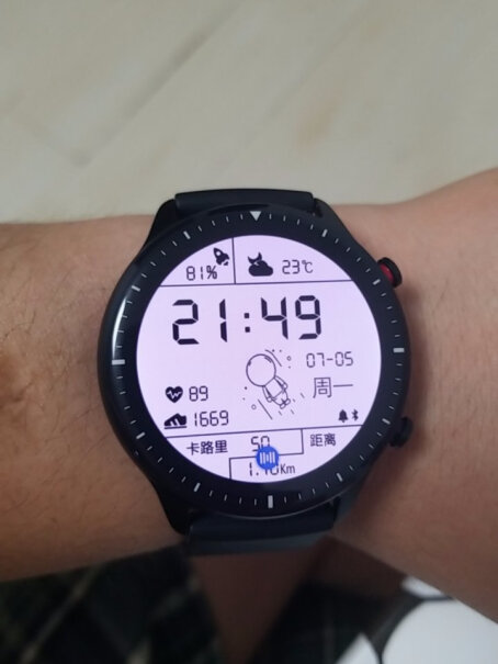 Amazfit GTS 2 运动手表才用不到一个月看着玻璃盖边上的里边有几个小点会反光跟掉漆了一样，你们的有没有这种情况？