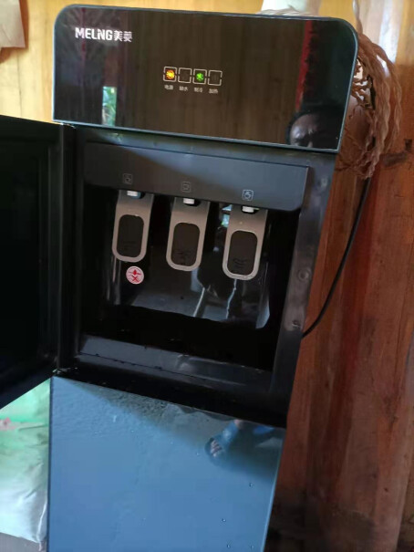 美菱饮水机下置式家用立式温热型是现烧水吗？