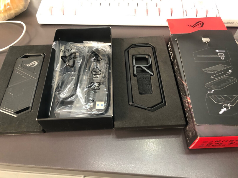 华硕ROG幻影STRIX ARION M2硬盘盒为什么Usb2.0和3.0都不好使 只有c口能用 有知道为什么的吗？