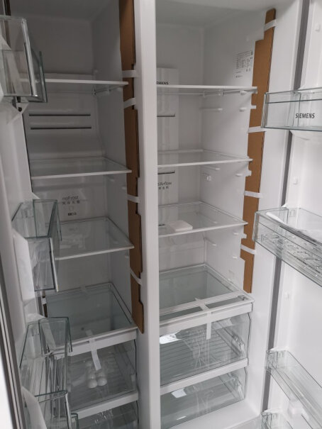 西门子SIEMENS610升大家的冰箱上盖靠后的地方有没有两个圆孔左右各一个，是用胶带粘着的？