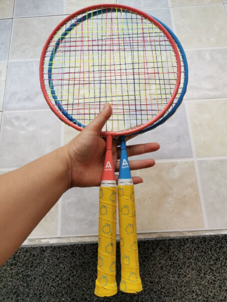 得力deli儿童羽毛球拍家庭三支装亲子羽拍送三球F2116儿童的这款！8岁的可以用吗？