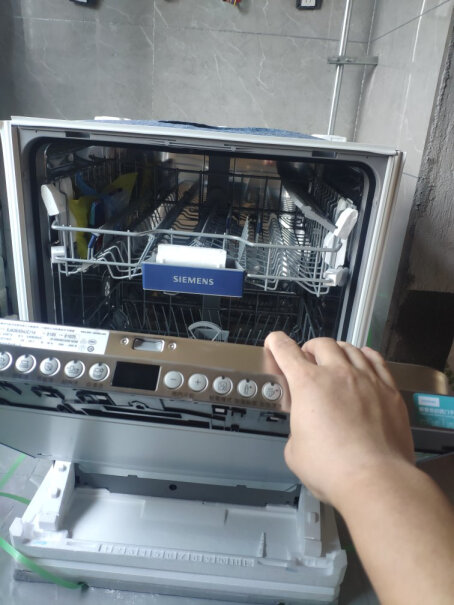 西门子嵌入式家用洗碗机12套大容量新机器送来的时候有没有送一袋洗碗盐呀？