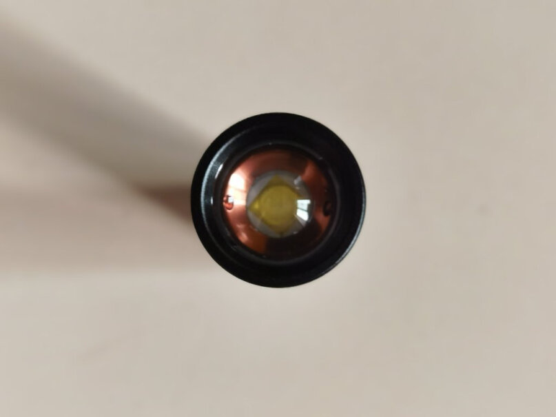 神火A2强光手电筒变焦远射Type-c充电式为什么打开手电有黑点啊？