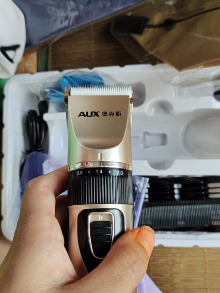 奥克斯剃头理发器电推子成人电推剪婴儿电动剪发器你带被用电池吗？