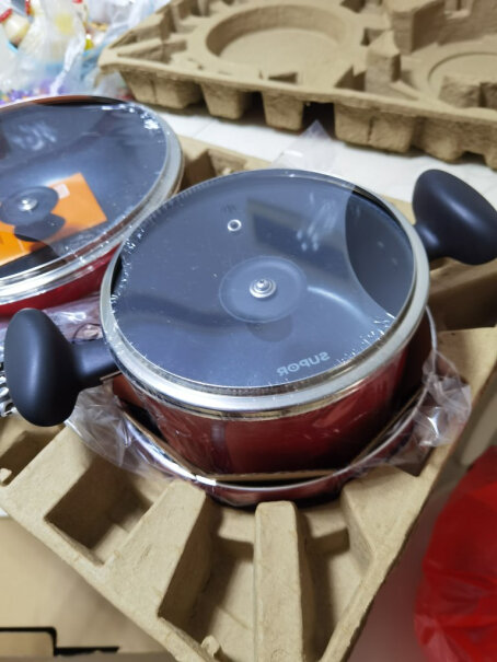 苏泊尔supor锅具套装居家不粘炒锅煎锅汤锅三件套装锅买过的，问一下用一次锅底红漆就掉吗？