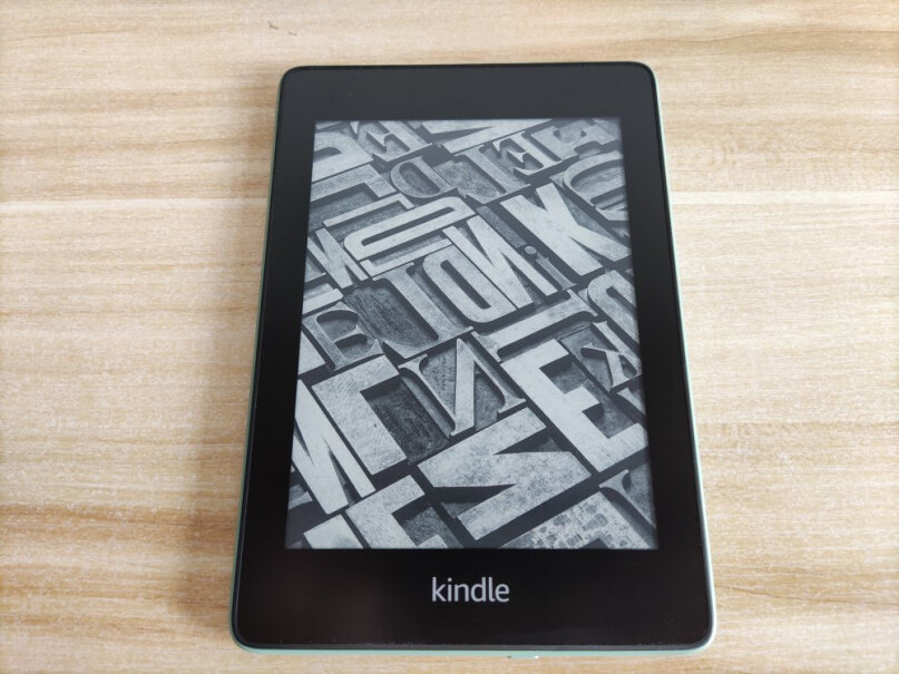 Kindle PW 8G阅读器-书卷礼盒阅读灯是自动感应开启还是需要手动开启？