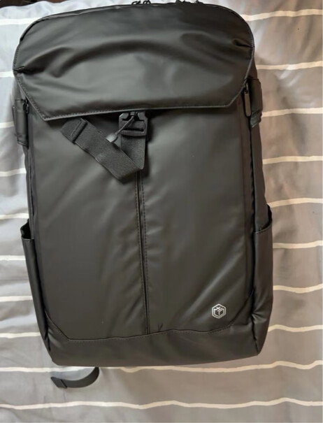 京东京造黑武士运动机车包这个包是立体的还是软包？