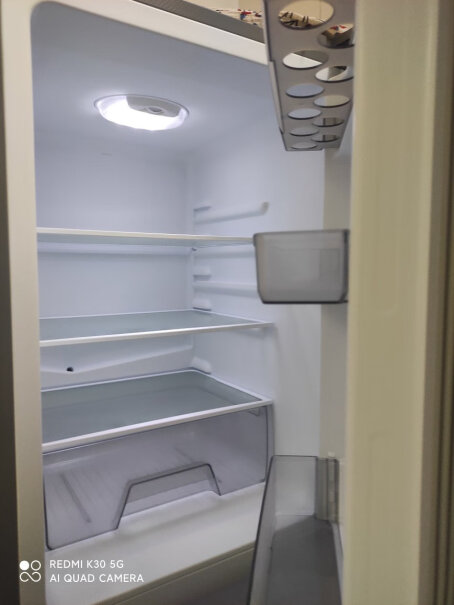 华凌冰箱215升到了时间插上电源，冰箱左侧很烫，你们的会不会这样？