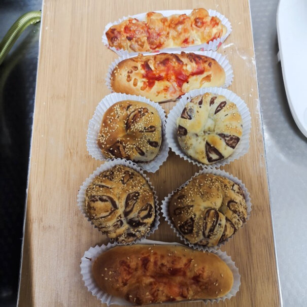美的面包机全自动厨师机面包机自动放料时，酵母和果料是同时放的吗？