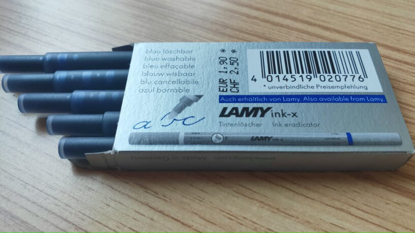 德国进口凌美LAMY钢笔签字笔笔芯请问墨胆是正品吗？黑色的墨胆那个logo有没有凹凸感的？谢谢拉？