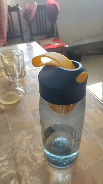 聚心尚品简约运动水杯男女学生便携大容量这水杯是塑料的吗？
