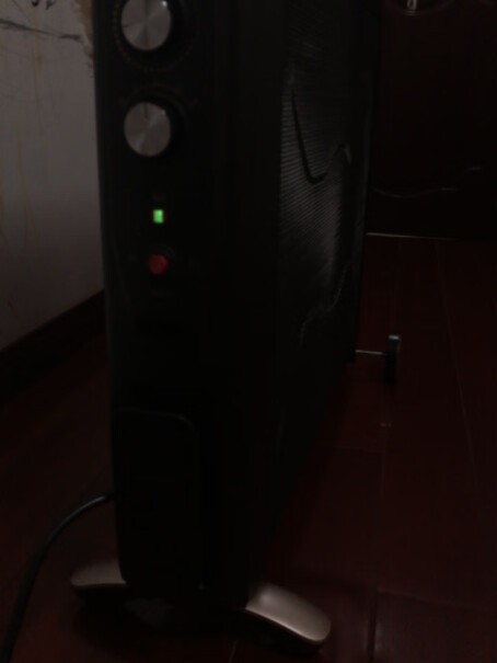 格力取暖器电暖气速热电热膜暖风机省电烤NDYC25C插电后，热片会红吗？