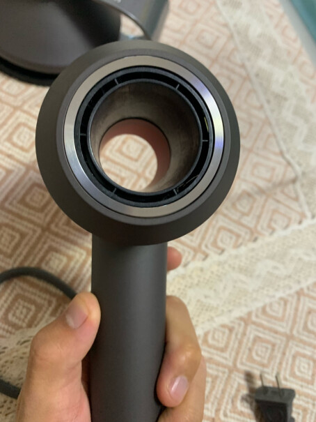 戴森Dyson HD03中国红吹风机怎么没有挂绳了？