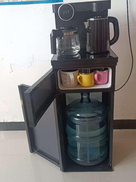 奥克斯茶吧机家用多功能智能遥控温热型立式饮水机这个附带水桶么？