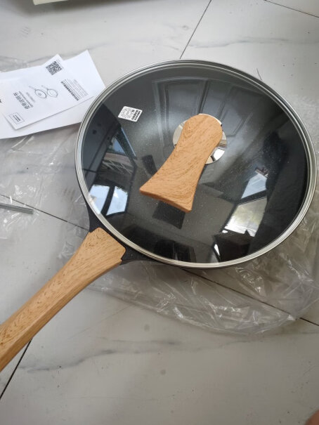 九阳Joyoung麦饭石色不粘炒锅32cm炒菜锅锅把是木头的吗还是塑料的？