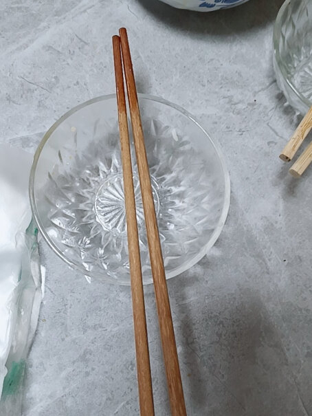 双枪筷子10双装原木铁木筷子家用实木筷子套装容易滚动吗？筷头是方的还是圆的？