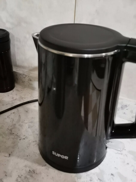 苏泊尔电水壶烧水壶热水壶电热水壶加满水之后底步为什么有的漏水？