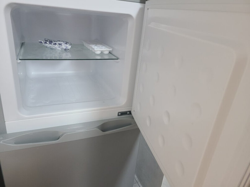 新飞209升三门小冰箱家用小型保鲜冷藏室使用时有没有水珠，然后结冰那种呢？