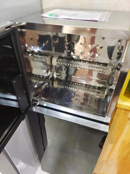 德玛仕保洁柜家用这款消毒柜带烘干功能吗？消毒后有味吗？