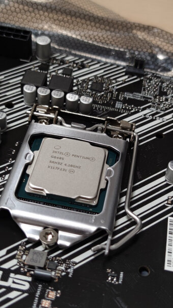 Intel G6405 CPU处理器这个cpu上带导热硅脂吗？