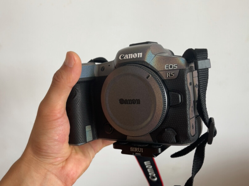 佳能EOS R5微单相机单机身有没有ef转接器？