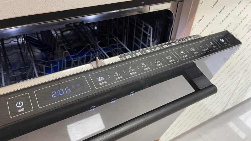 家用洗碗机嵌入式一级水效机器上开门的把手，会不会碰到人？