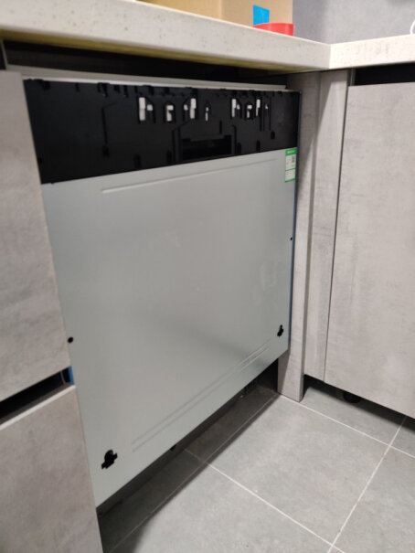 西门子嵌入式家用洗碗机12套大容量天然气管道可以从机器下后方通过吗？