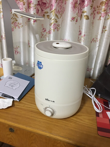 小熊加湿器卧室室办公室蒸发式无雾加湿会有白色的粉吗？