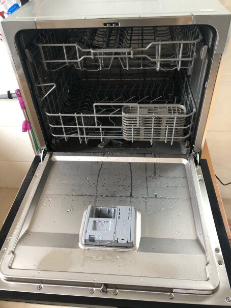 云米8套嵌入式家用洗碗机WIFI全智能除菌烘干存一体请问洗碗机嵌入式怎么固定的？我家的直接放进去了，没有固定。