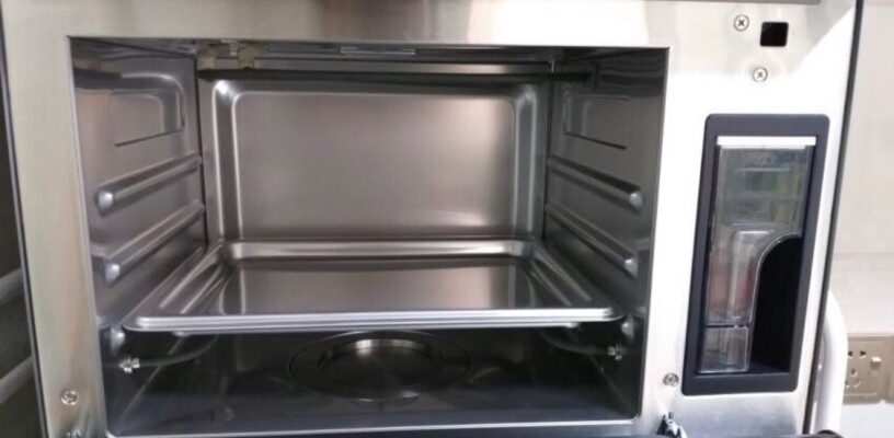 华帝蒸烤箱一体机台式电蒸箱黑色盘放在发热管上还是下呢？