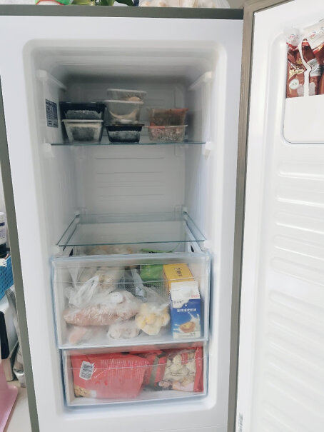海尔148升分区大抽屉防串味家用立式冷柜冰箱内部的壁上接了一层较厚一点的霜，大家的都有没有？这是正常情况吗？