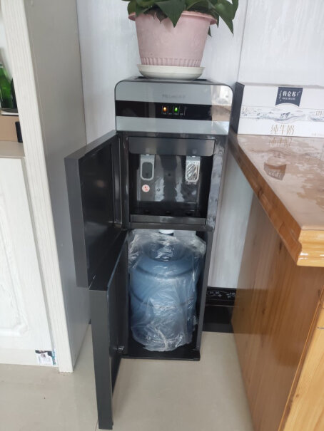 美菱饮水机下置式家用立式温热型水是反复加热的吗？
