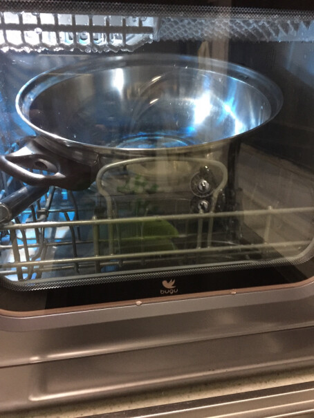 布谷洗碗机家用6套里面是不锈钢还是塑料的？