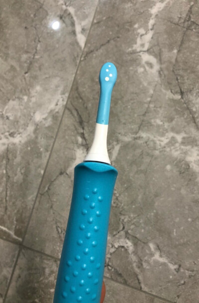 飞利浦LINEFRIENDS合作款请问大家购买的儿童基础款飞利浦电动牙刷有单独的面板么？还是贴纸直接贴在牙刷手柄的主体上？