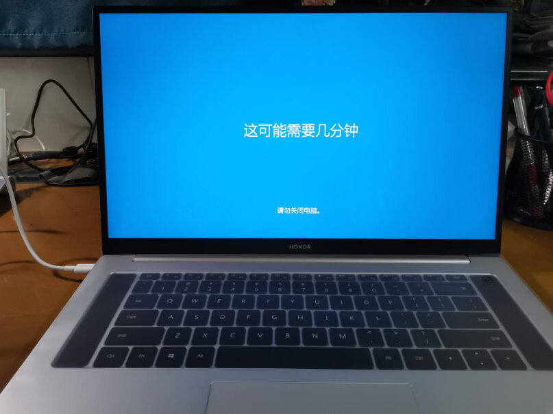 荣耀MagicBook16想问就玩lol什么的 买r7000好还是这款 哪个比较香？