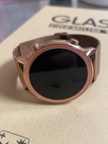 荣耀手表2 42mm 玛瑙黑不贴膜的话会伤屏幕吗？