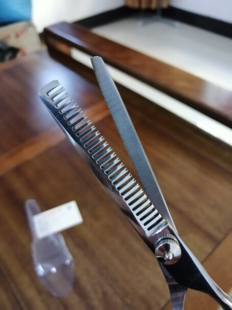 奔腾理发器理发剪刀不锈钢还是不锈铁？能不能用吸铁石吸住啊？