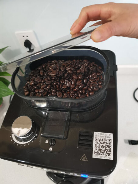 飞利浦咖啡机家用全自动滴滤式带磨豆保温预约功能平时咖啡豆可以都放在咖啡盒里嘛 还是喝多少放多少 ？原则杯数是放多少水就是多少杯还是选择多少杯出多少水？