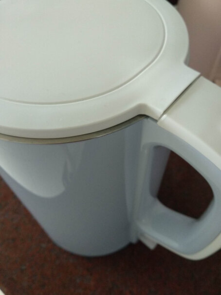 苏泊尔1.5L容量烧水壶数字显温倒水时有水进入壶盖里吗？就是壶盖金属和塑料夹层里？