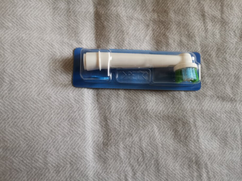 欧乐B电动牙刷成人小圆头牙刷情侣礼物3D声波旋转摆动充电式这个包装有张艺兴吗？