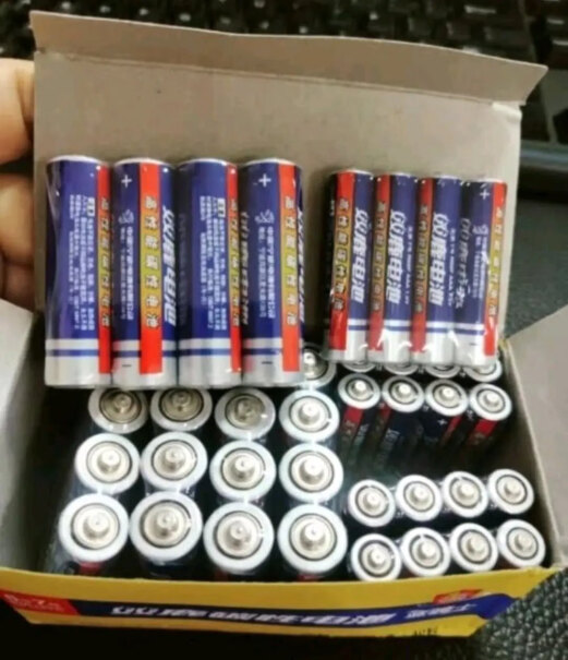 「百亿补贴」双鹿 5号碳性电池40粒盒装 适用于儿童玩具双鹿的蓝骑士和黑骑士电池有什么不同？多谢。？