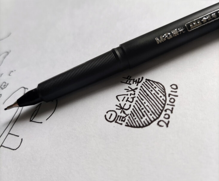晨光M&G文具0.5mm黑色中性笔纤维头会议笔我想说这款笔，水滴滴上会褪色吗，很容易晕染开就麻烦了，做笔记用？