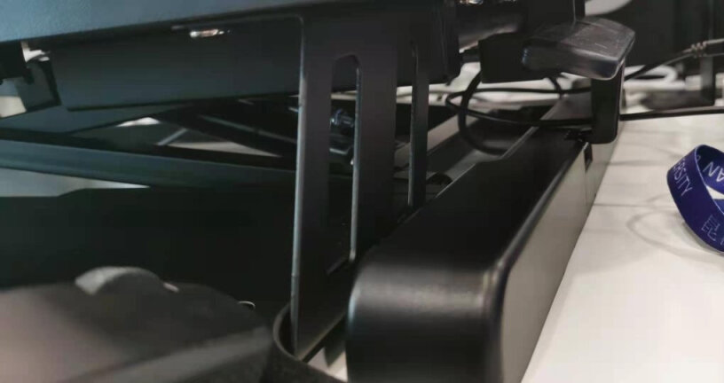 Brateck北弧升降桌电脑桌显示器可以用支架安装到台子上么？