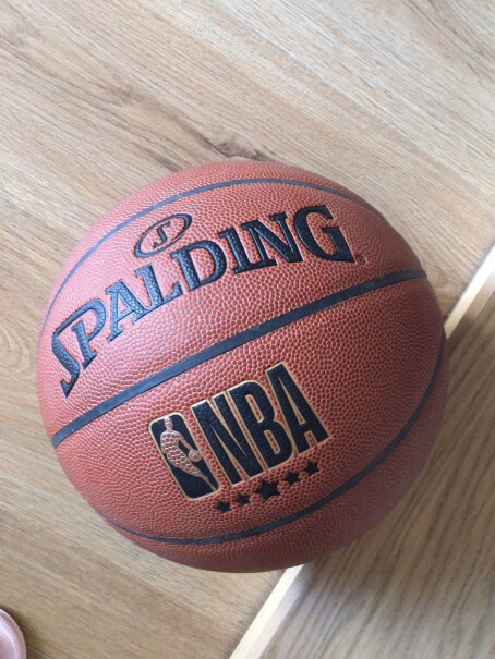 斯伯丁中少年儿童篮球室内外比赛5号PU材质蓝球蓝色的内个球色差大不大，想给老公买？